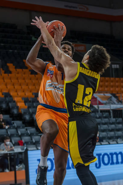 他希望通过 他希望通过